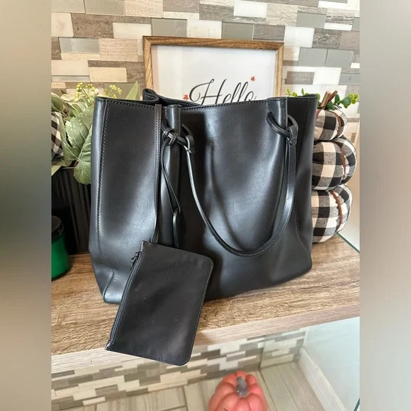 Gucci 101920 Black Leather Shopper Tote w/ Attached Zip Pouch - Picture 15 of 16